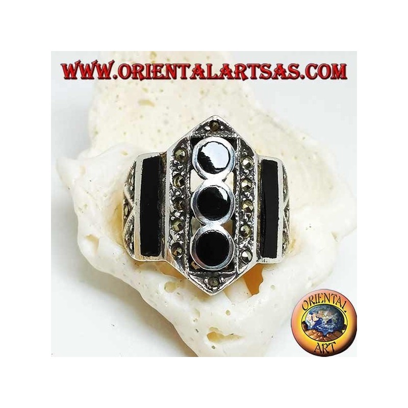 Anillo de plata con hileras verticales de ónix rectangular y disquetes y marcasitas.