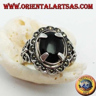 Silberring mit ovalem Cabochon-Onyx-Set und umgeben von Markasitkugeln