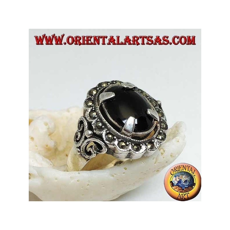 Silberring mit ovalem Cabochon-Onyx-Set und umgeben von Markasitkugeln