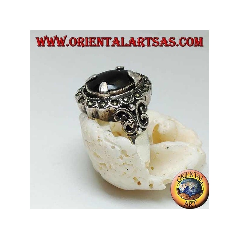 Silberring mit ovalem Cabochon-Onyx-Set und umgeben von Markasitkugeln