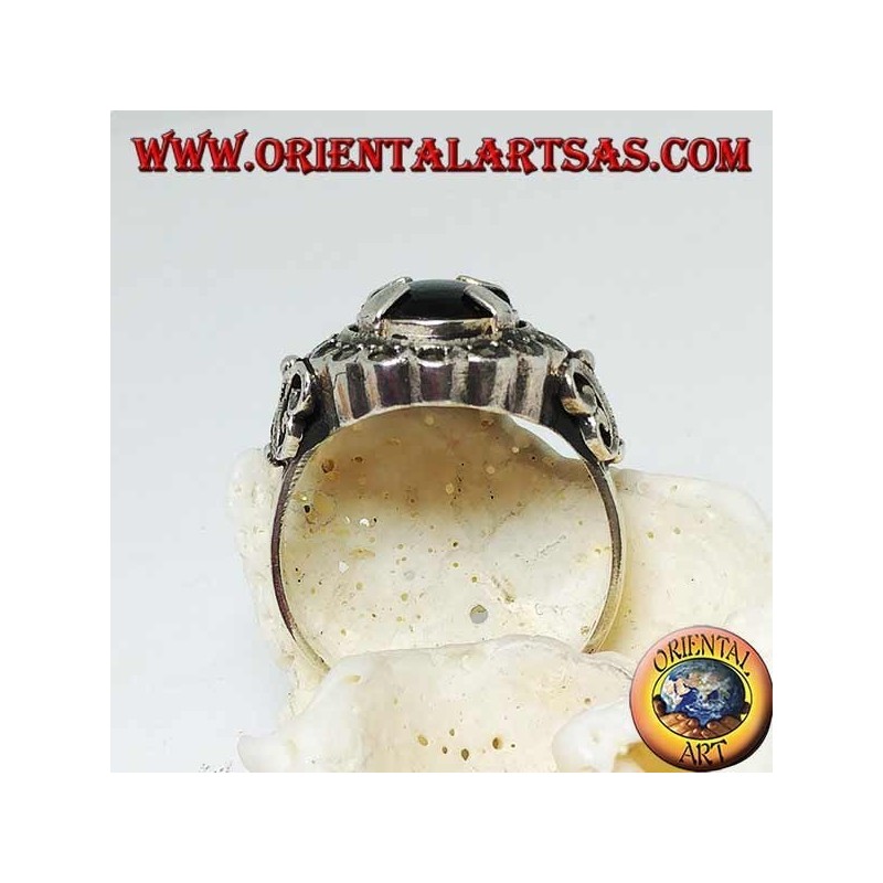 Anello in argento con onice ovale a cabochon incastonata e contornata da palline di marcassite