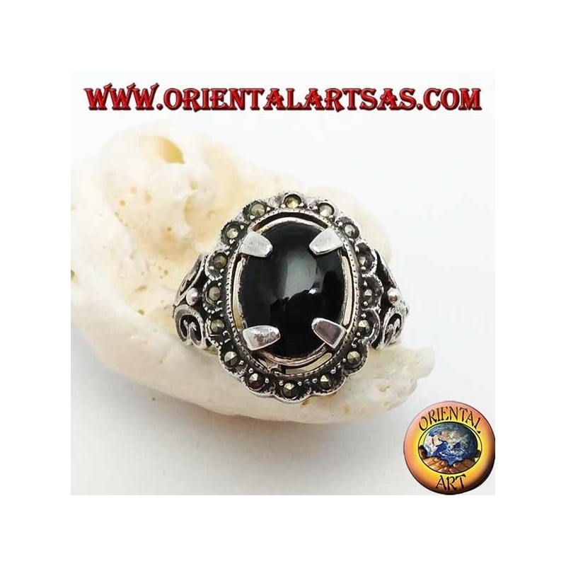 Bague en argent sertie d'un cabochon ovale en onyx et entourée de boules de marcassite