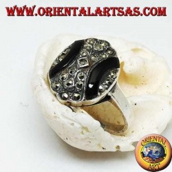 Ovaler Silberring mit gebogenen Bändern aus Onyx und Markasit