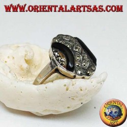 Ovaler Silberring mit gebogenen Bändern aus Onyx und Markasit