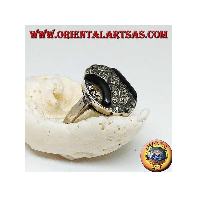 Ovaler Silberring mit gebogenen Bändern aus Onyx und Markasit