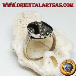 Ovaler Silberring mit gebogenen Bändern aus Onyx und Markasit