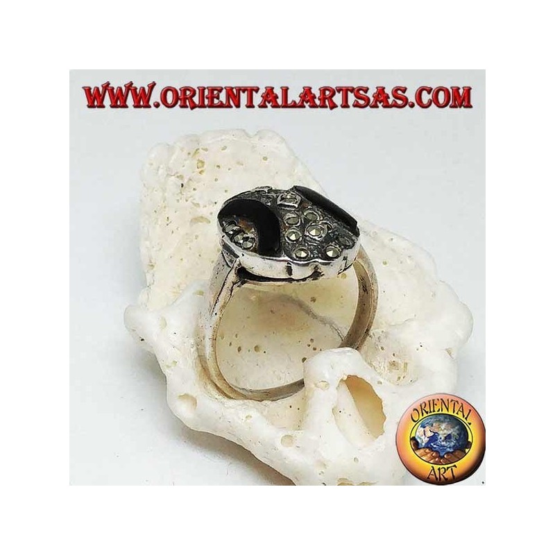 Anello in argento ovale con fasce curve di onice e marcassite