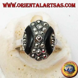 Ovaler Silberring mit gebogenen Bändern aus Onyx und Markasit