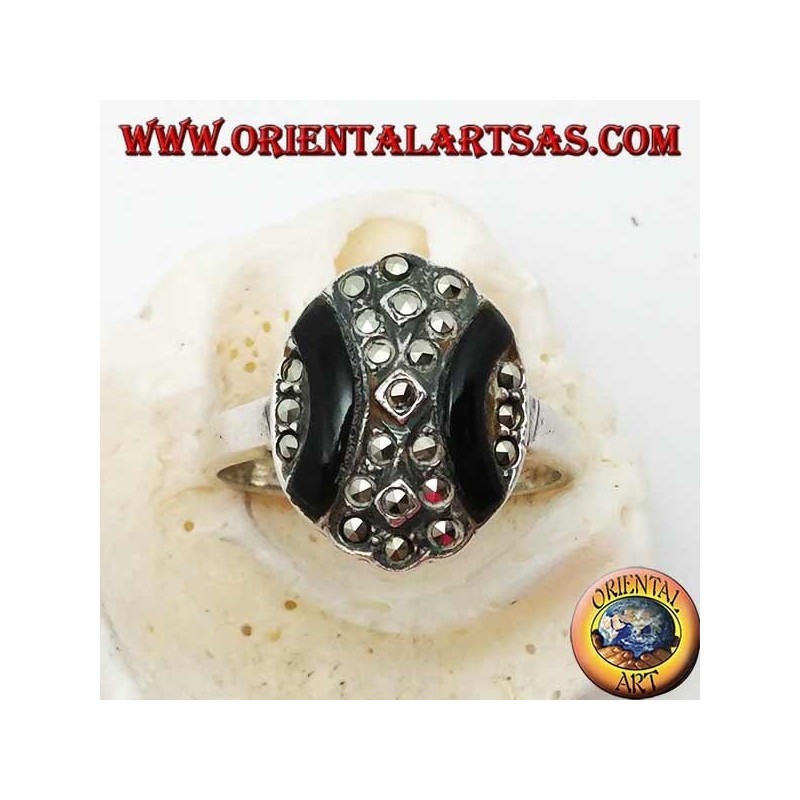 Anello in argento ovale con fasce curve di onice e marcassite