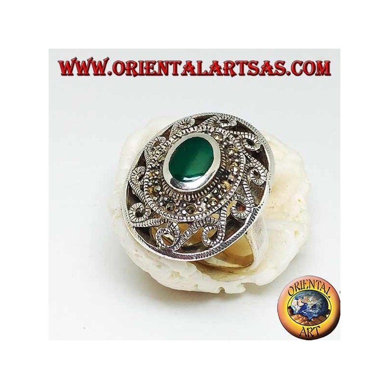 Bague en argent avec agate verte ovale entourée de marcassite et grecque avec chantournage