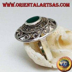 Bague en argent avec agate verte ovale entourée de marcassite et grecque avec chantournage