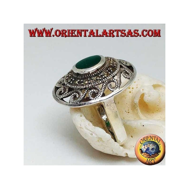 Bague en argent avec agate verte ovale entourée de marcassite et grecque avec chantournage