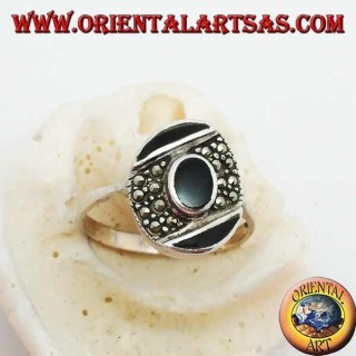 Bague ovale en argent avec onyx central sur une bande oblique de marcassite entre deux d'onyx
