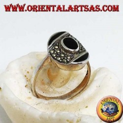 Oval silver ring with central onyx on an oblique band of marcasite between two of onyx