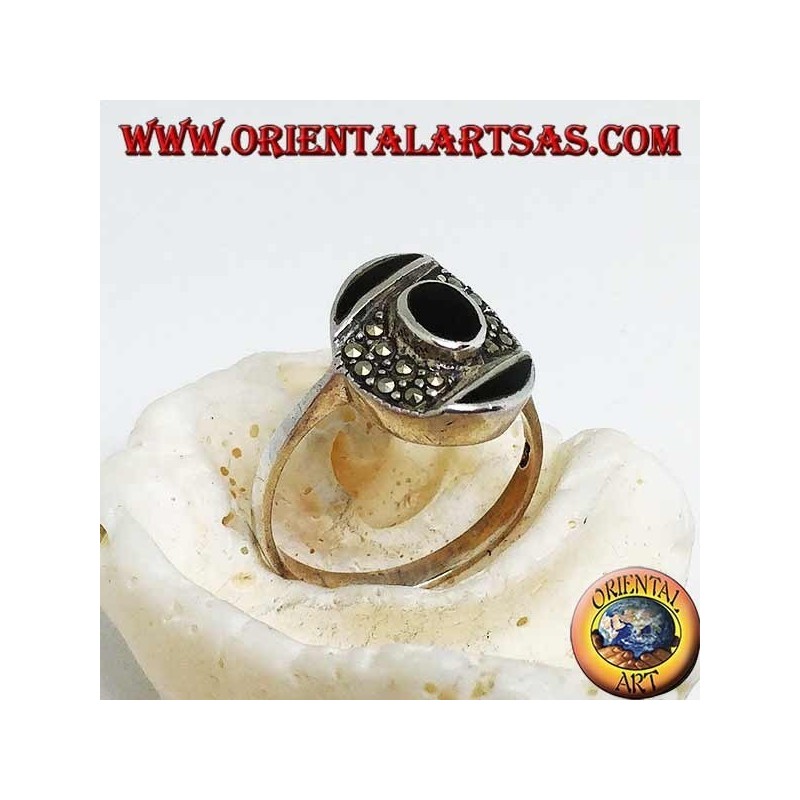 Bague ovale en argent avec onyx central sur une bande oblique de marcassite entre deux d'onyx