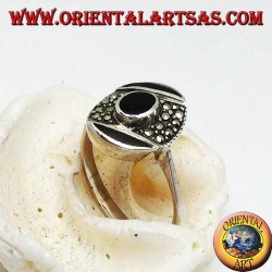 Ovaler Silberring mit zentralem Onyx auf einem schrägen Markasitband zwischen zwei Onyx