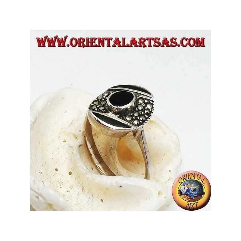 Anello in argento ovale con onice centrale su fascia obliqua di marcassite tra due di onice