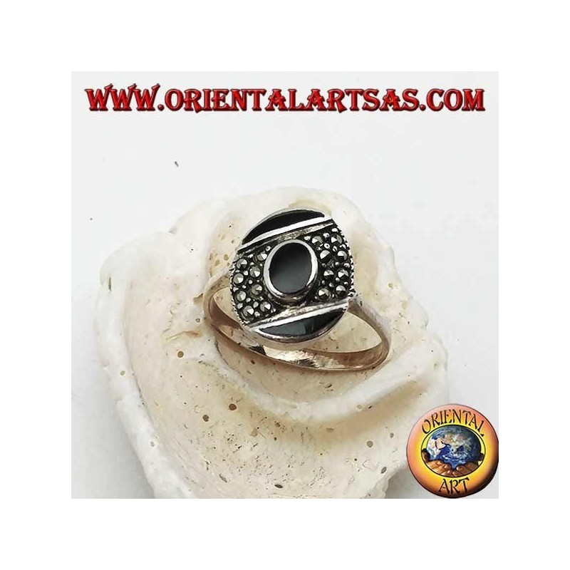 Anillo ovalado de plata con ónix central en una banda oblicua de marcasita entre dos de ónix