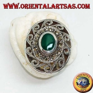 Anello in argento con agata verde ovale contornato da marcasite e greche con traforo