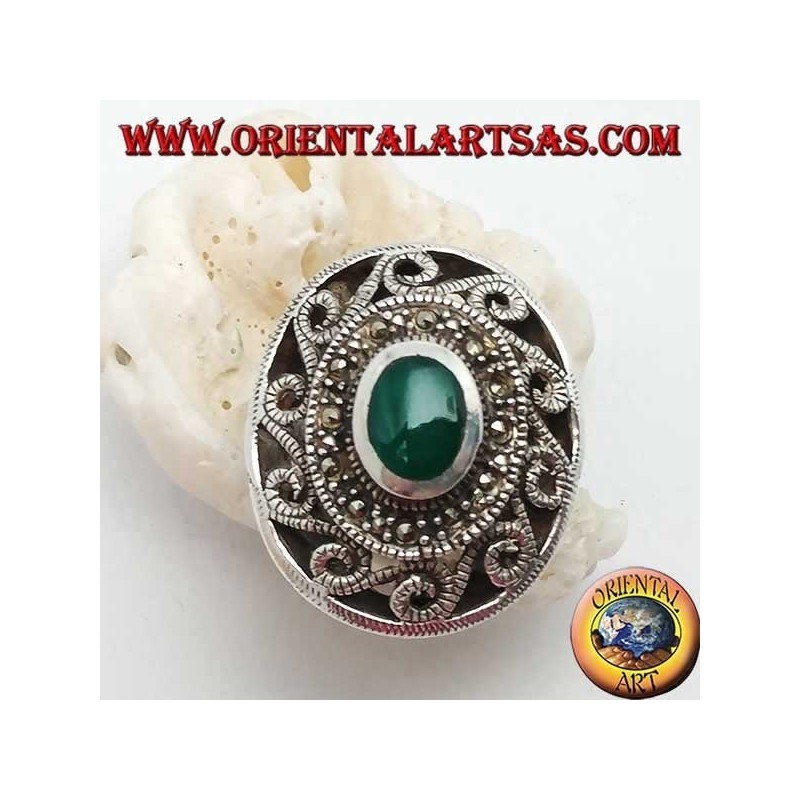 Anello in argento con agata verde ovale contornato da marcasite e greche con traforo