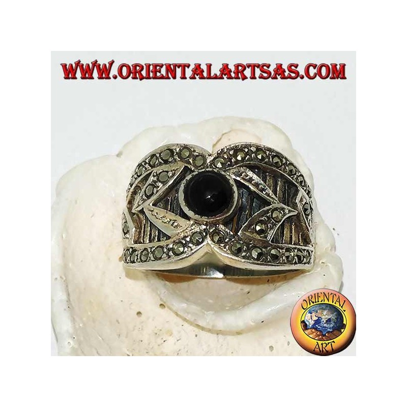 Bague large bande en argent avec onyx rond et décorations en haut relief avec marcassite