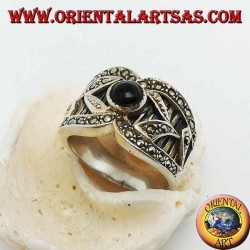 Anillo de plata de banda ancha con ónix redondo y decoraciones en alto relieve con marcasita.