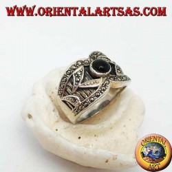 Anillo de plata de banda ancha con ónix redondo y decoraciones en alto relieve con marcasita.