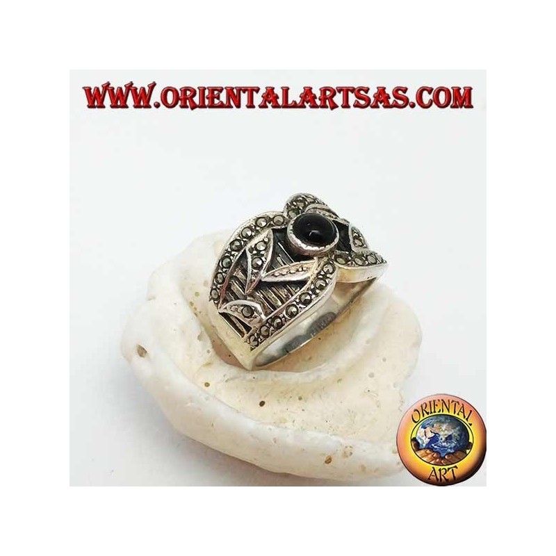 Anillo de plata de banda ancha con ónix redondo y decoraciones en alto relieve con marcasita.