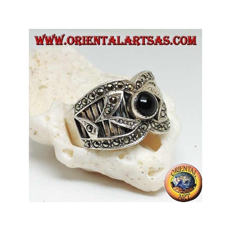 Bague large bande en argent avec onyx rond et décorations en haut relief avec marcassite