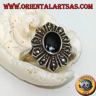 Silberner Blütenring mit ovalem Onyx und zehn Markasitblättern