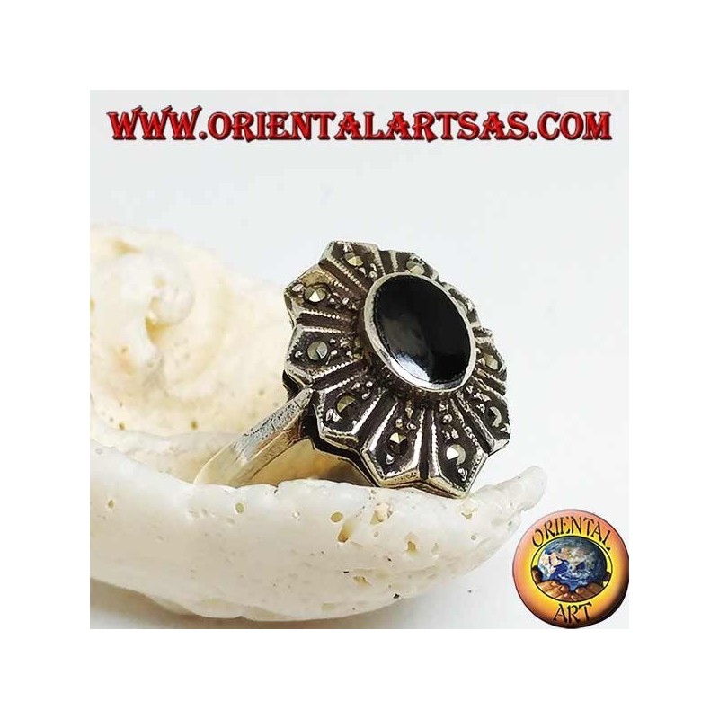 Silberner Blütenring mit ovalem Onyx und zehn Markasitblättern