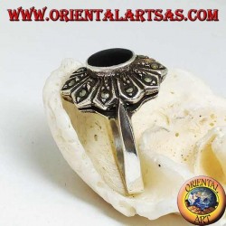 Anillo de flores de plata con ónice ovalado y diez pétalos de marcasita