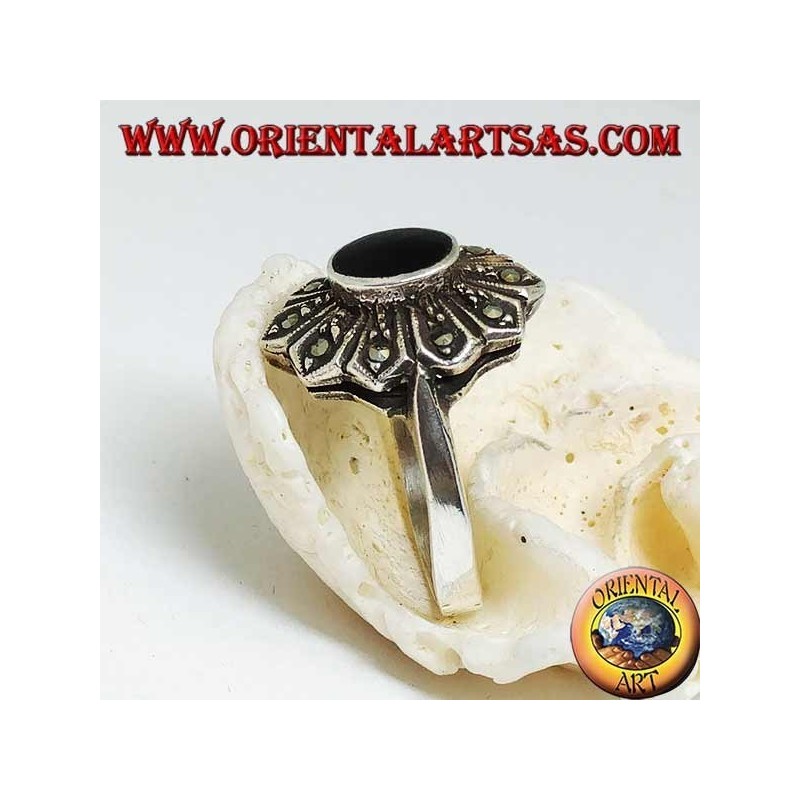 Bague fleur en argent avec onyx ovale et dix pétales de marcassite