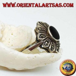 Anillo de flores de plata con ónice ovalado y diez pétalos de marcasita