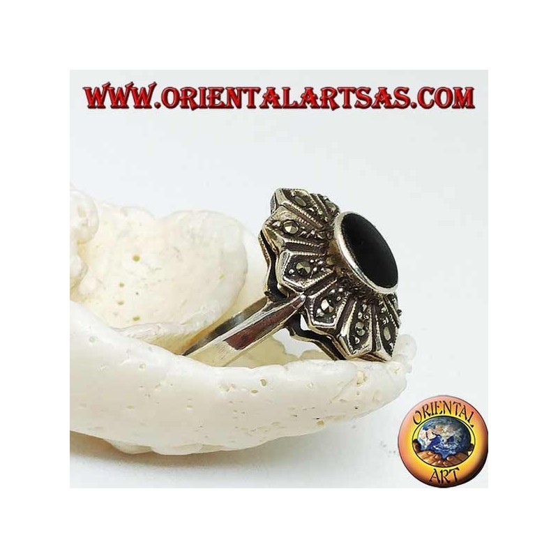 Silberner Blütenring mit ovalem Onyx und zehn Markasitblättern