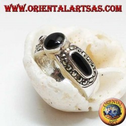 Silberbandring mit rundem Onyx zwischen zwei Ovalen umgeben von