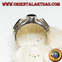 Anillo de plata con ónice redondo entre dos óvalos rodeados de marcasita.