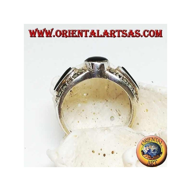 Anello in argento a fascia con onice tonda tra due ovali contornate da marcassite