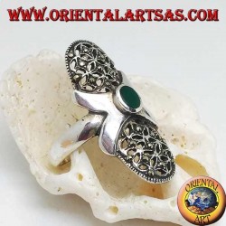 Anillo de plata con ágata verde ovalada, cruz lisa y lona ovalada perforada tachonada con marcasitas