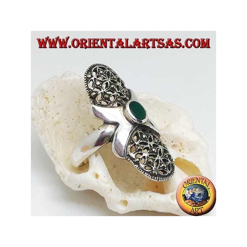 Bague en argent avec agate verte ovale, croix lisse et toile ovale perforée parsemée de marcassites