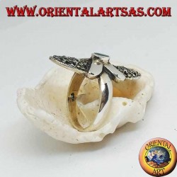 Anillo de plata con ágata verde ovalada, cruz lisa y lona ovalada perforada tachonada con marcasitas