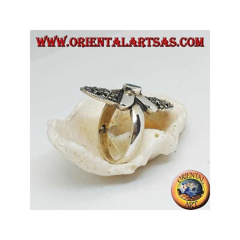 Bague en argent avec agate verte ovale, croix lisse et toile ovale perforée parsemée de marcassites