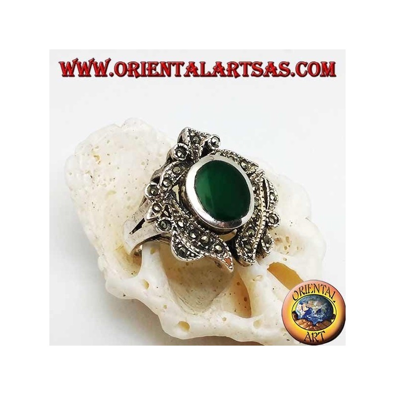 Anillo de plata con ágata verde ovalada rodeada de hojas tachonadas de marcasita