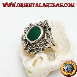 Bague en argent avec agate verte ovale entourée de feuilles cloutées de marcassite