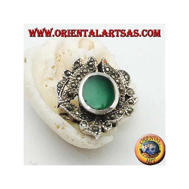 Anillo de plata con ágata verde ovalada rodeada de hojas tachonadas de marcasita