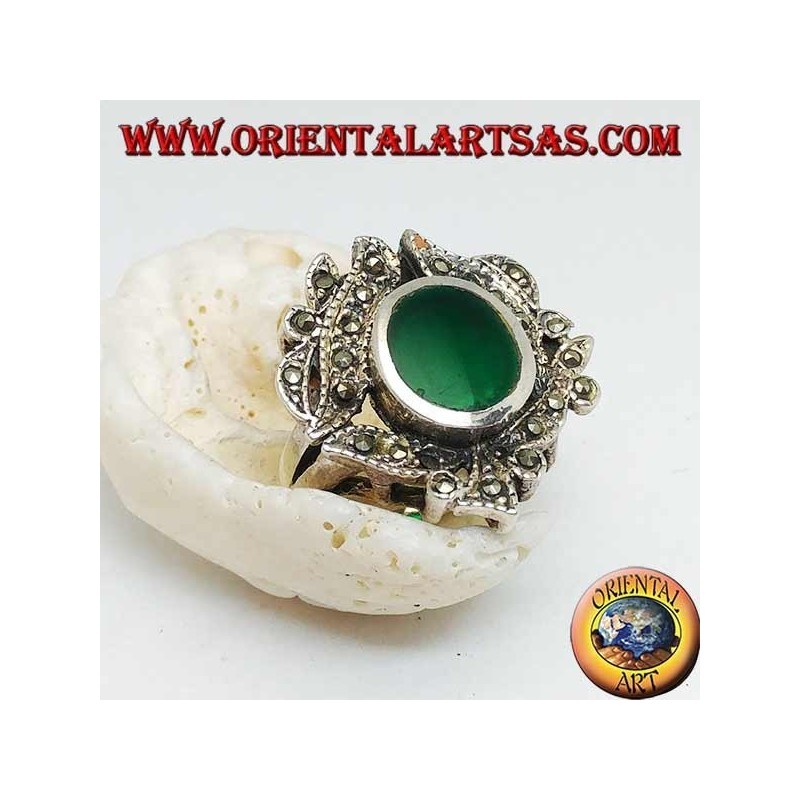 Anello in argento con agata verde ovale contornato da foglie tempestate di marcassite