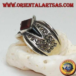 Anillo de plata con cornalina romboidal en ónice lanzadera y marcasita alrededor