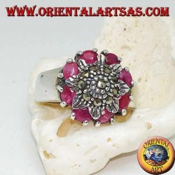 Anillo de flores de plata tachonado de marcasitas rodeado de rubíes naturales.