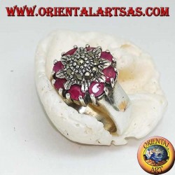 Bague fleur en argent parsemée de marcassites entourée de rubis naturels sertis