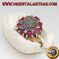 Anillo de flores de plata tachonado de marcasitas rodeado de rubíes naturales.